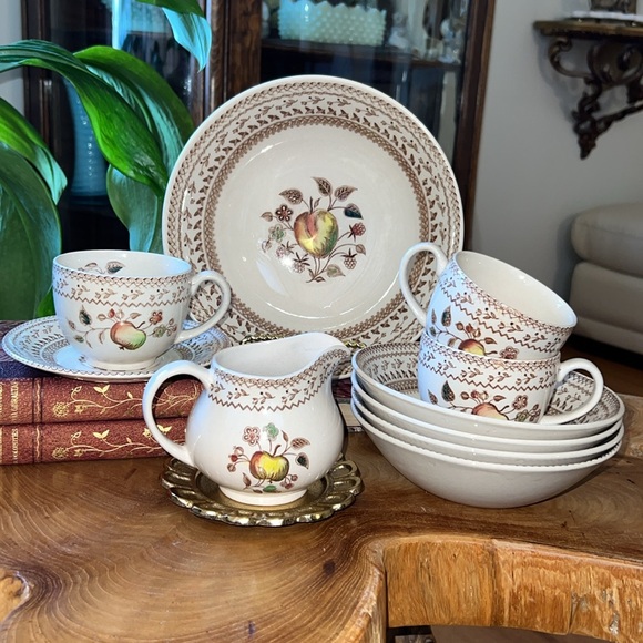 VTG 10 Piece Johnson Bros Fruit Sampler Serving Bowl Set, Creamer, Cups + Saucer - Picture 6 of 8